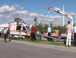 Otomobille çarpışan ambulans takla attı